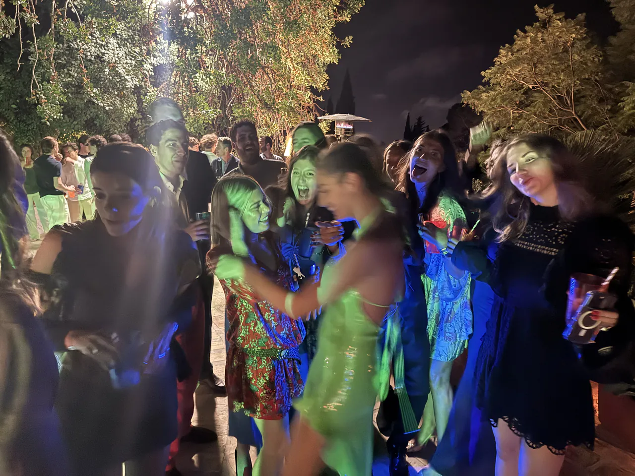 Pista de baile llena con luces de colores en una fiesta