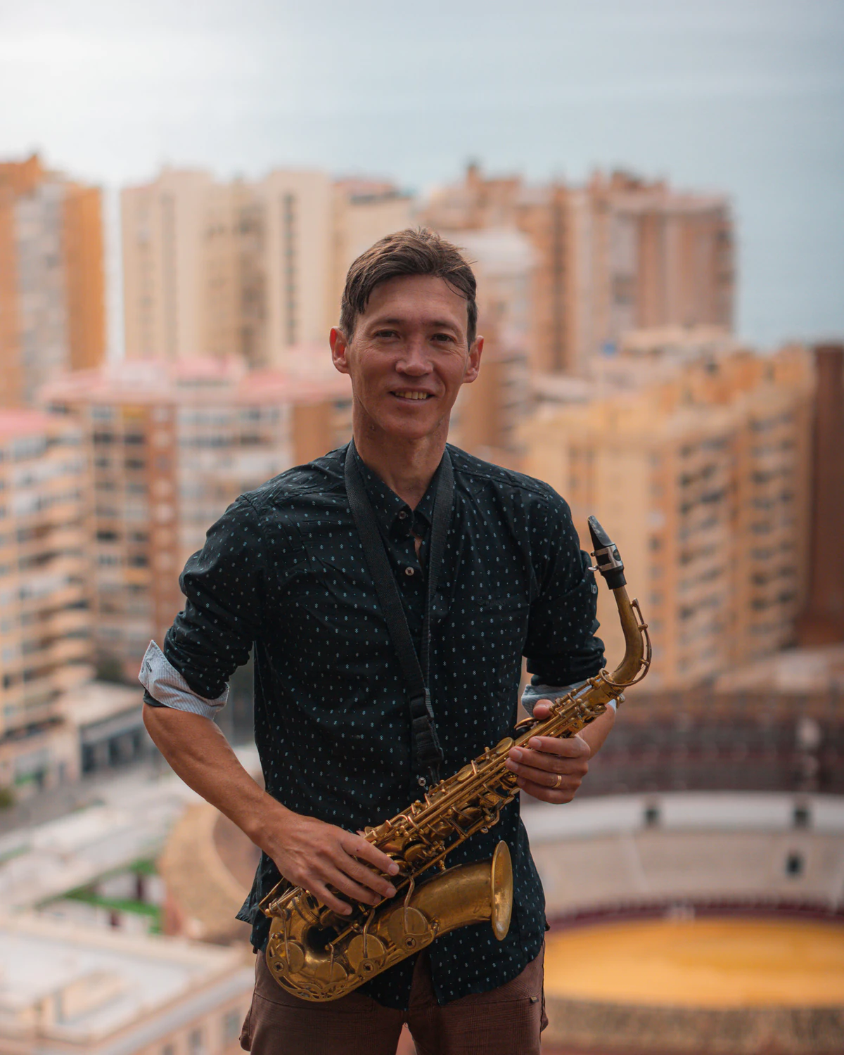 Retrato de Zirano con el saxofón y La Malagueta detrás