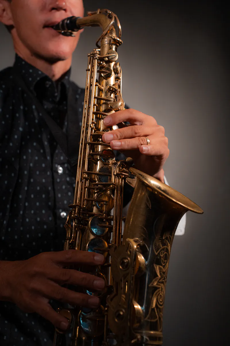 Detalle de las manos de Zirano sobre las llaves del saxofón