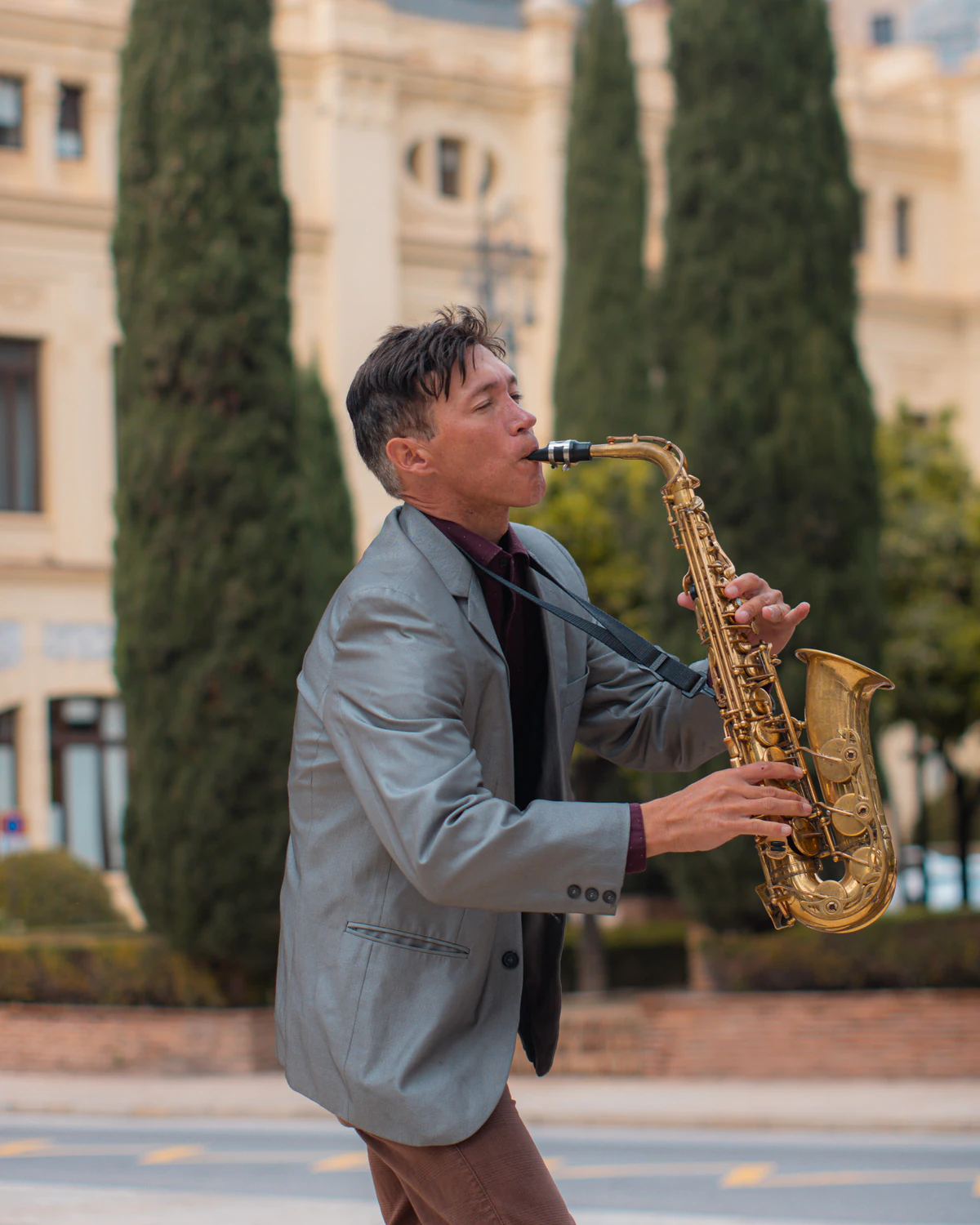 Zirano tocando el saxofón frente al Ayuntamiento de Málaga