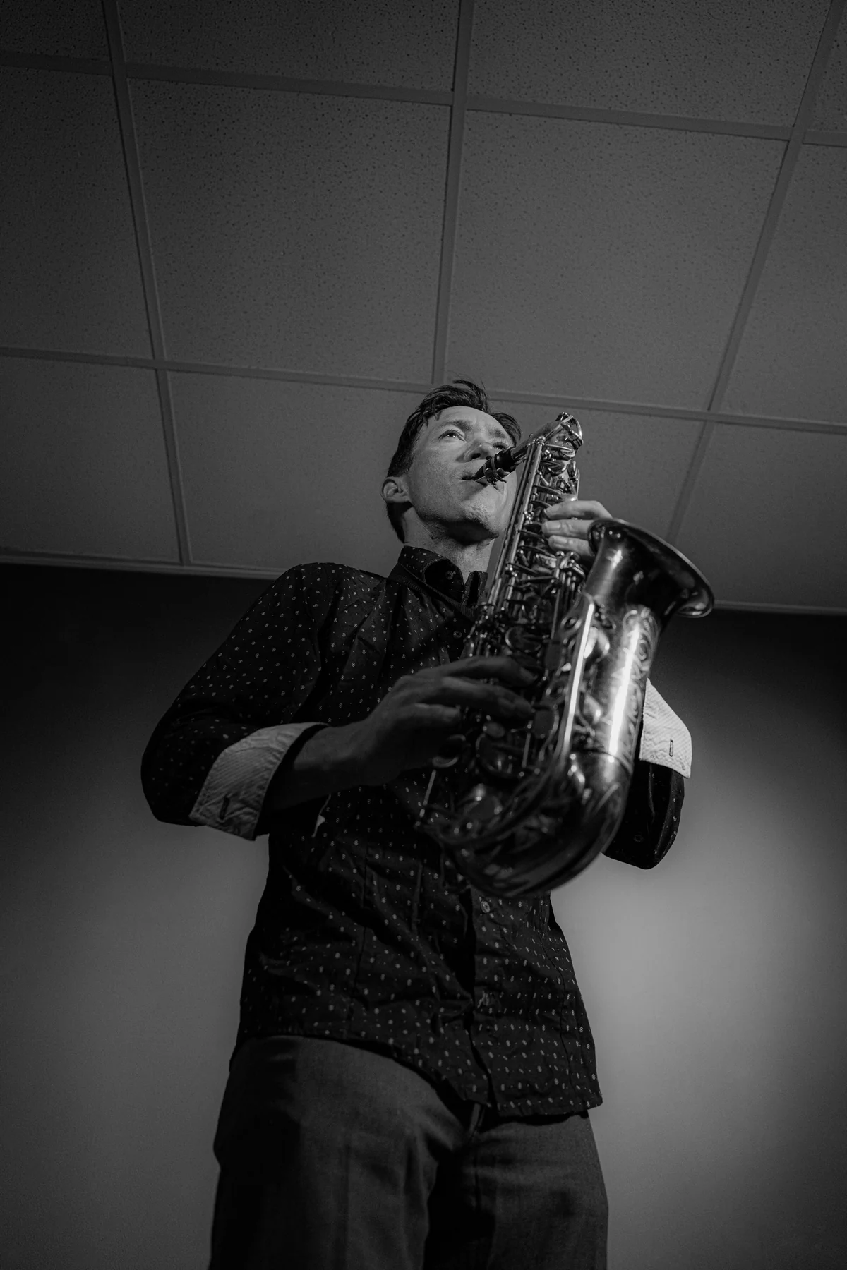 Zirano tocando el saxofón, fotografía en blanco y negro