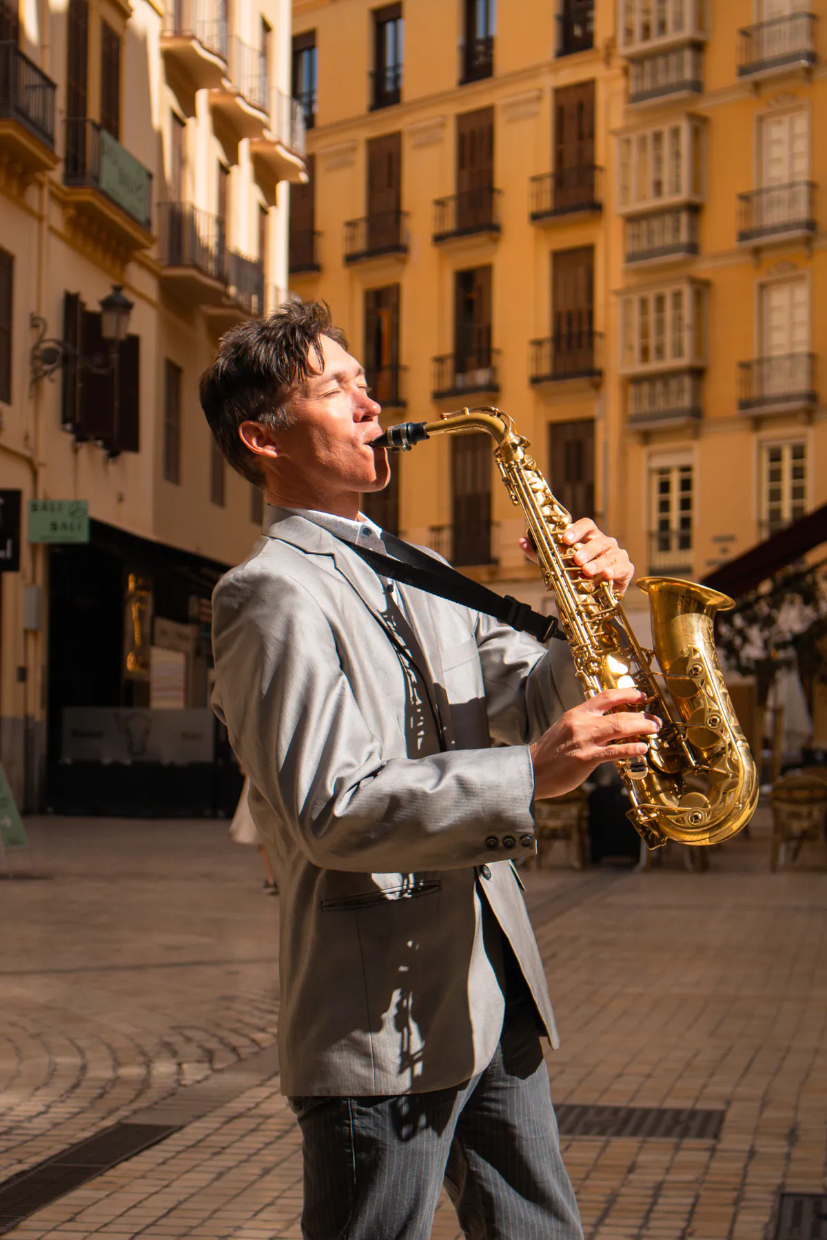 Zirano tocando el saxofón en una calle del centro de Málaga