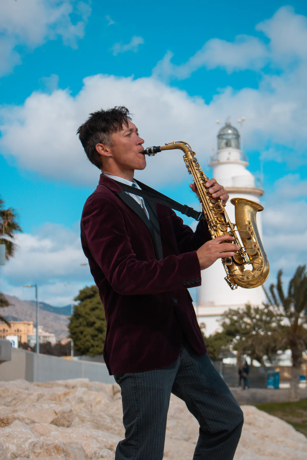 Zirano tocando el saxofón junto a la Farola de Málaga