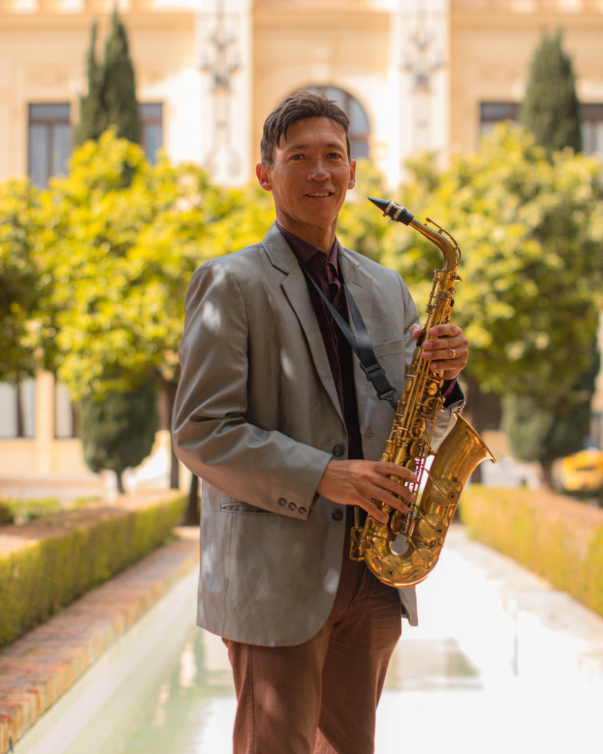 Zirano con el saxofón en los jardines junto al Ayuntamiento de Málaga