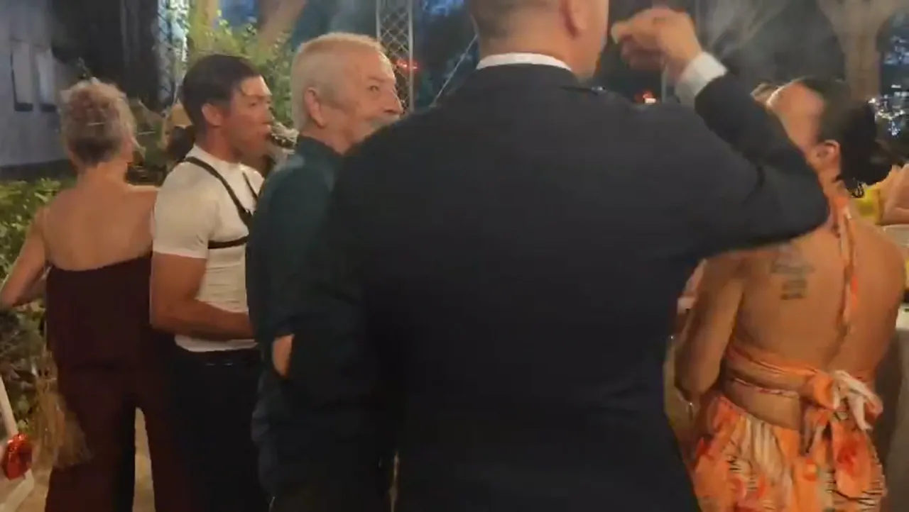 Invitados bailando apretados en una pista de baile durante una fiesta